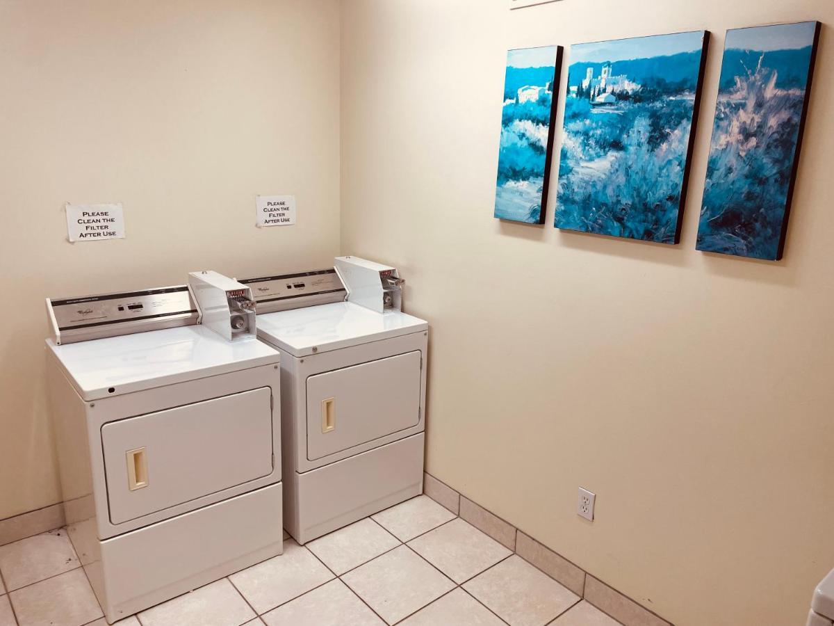 Aurora Park Inn&Suites Dawson Creek Bagian luar foto