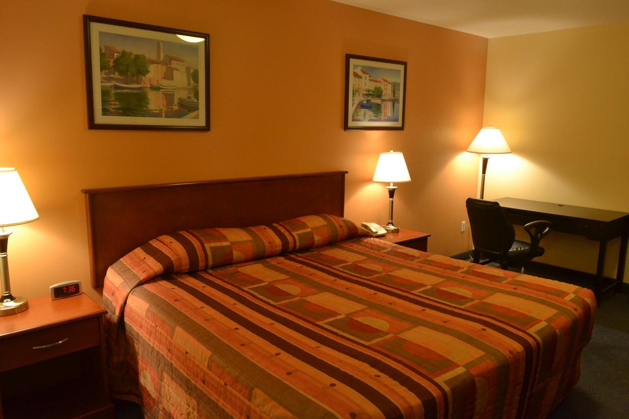 Aurora Park Inn&Suites Dawson Creek Bagian luar foto